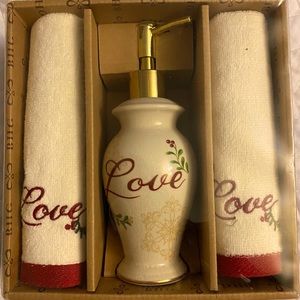 Christmas Soap Pump with 2 Fingertip Towels